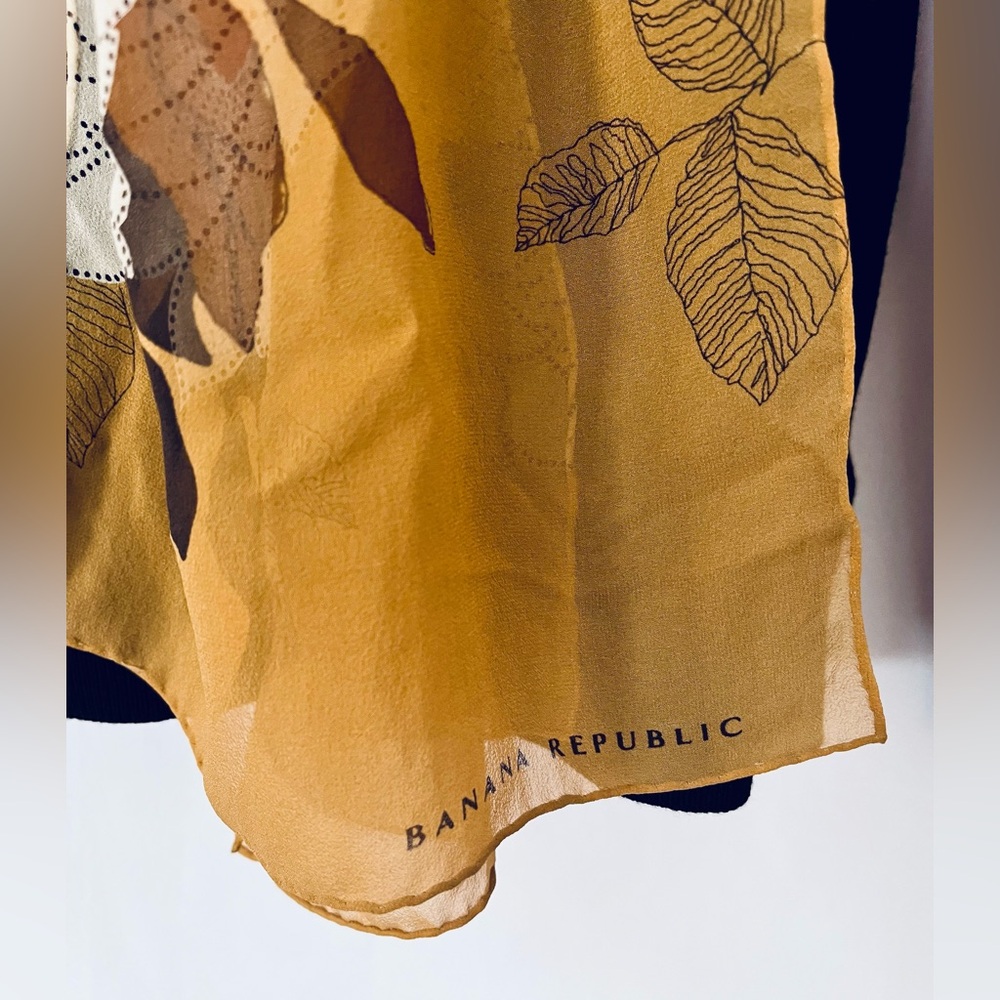 Vintage (early 2000’s) Banana Republic” Silk Floral Scarf - Very Pretty! - Picture 7 of 8